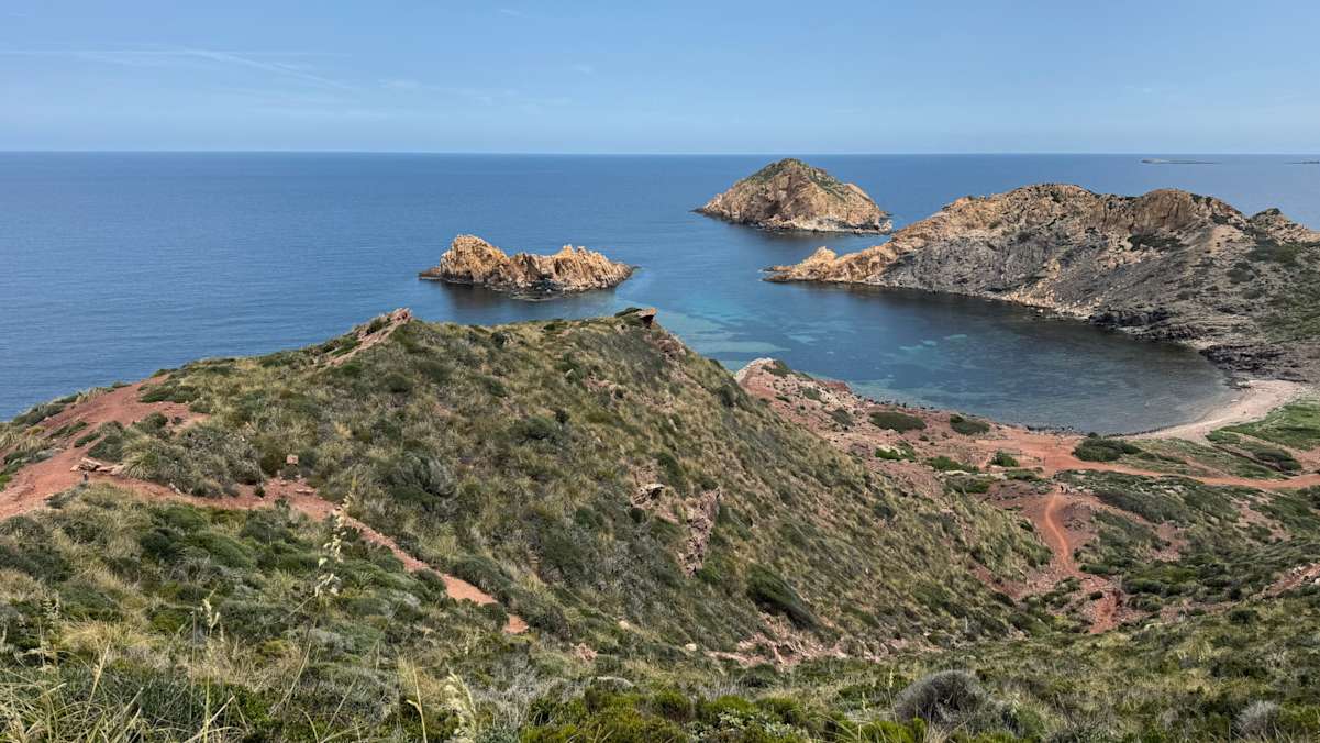 Auf der Etappe von Platges de Fornells nach Camí des Alocs geht es immer wieder auf und ab.