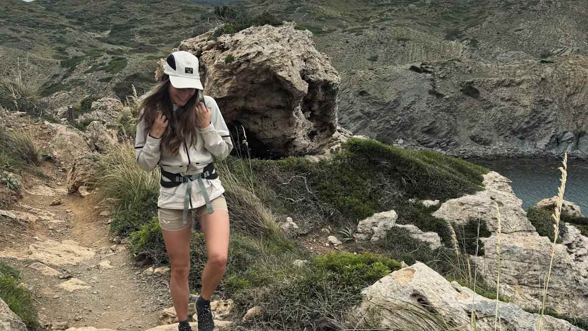 Leicht, vielseitig, robust und funktional – bestens ausgestattet waren Heidi Messner und ihre Eltern auf dem Camí de Cavalls mit der neuen Puez Trekking Kollektion von Salewa.