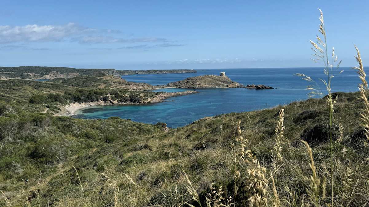 Die Etappe von Sa Mesquida nach Port d´Addaia bietet einsame Badebuchten, charmante Dörfer und viel Natur.