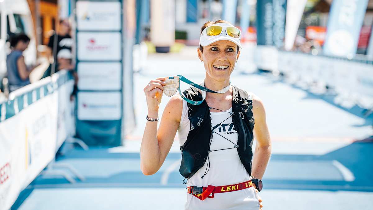 Trailrunnerin Sandra Saitner mit einer Medaille in der Hand