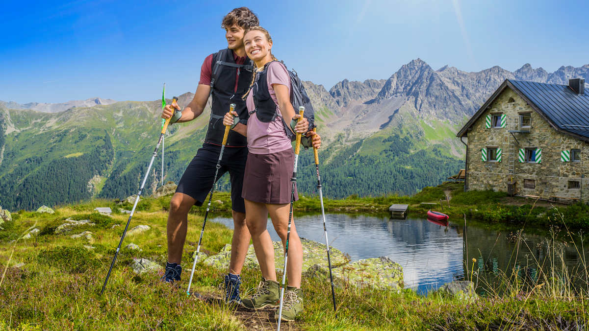 Ein pärchen genießt die Alpen im Paznaun.