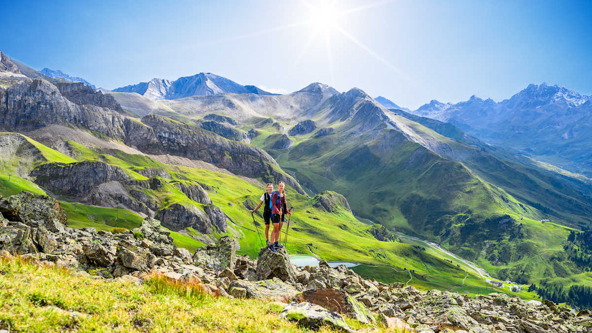 Wanderfreundinnen genießen die atemberaubenden Routen von Ischgl.