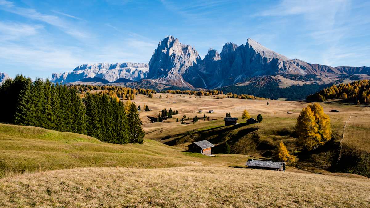 Nachdem die Kühe ins Tal gezogen sind, kehrt Stille ein auf der Seiser Alm.