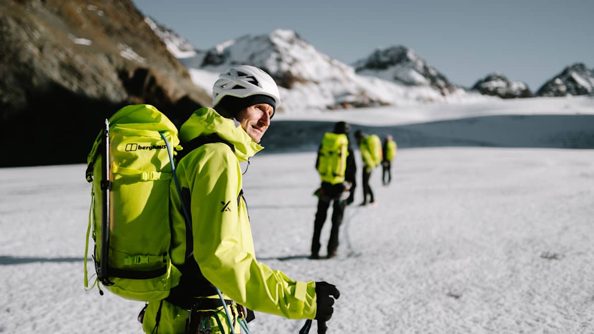 Bergwelten Hochtour Rucksack richtig packen Gletscher Pickel