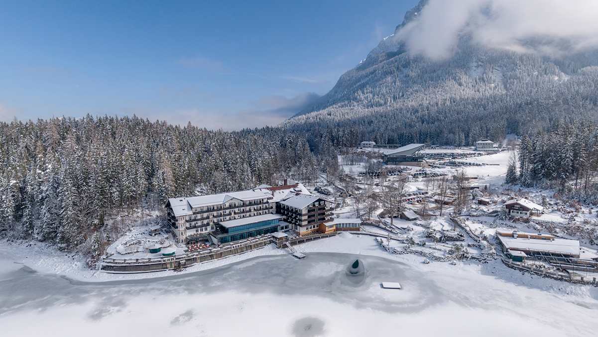 Am Fuße der Zugspitze, direkt vor der Haustür des Hotels, befindet man sich in idealer Ausgangslage für unvergessliche Wintersportabenteuer.