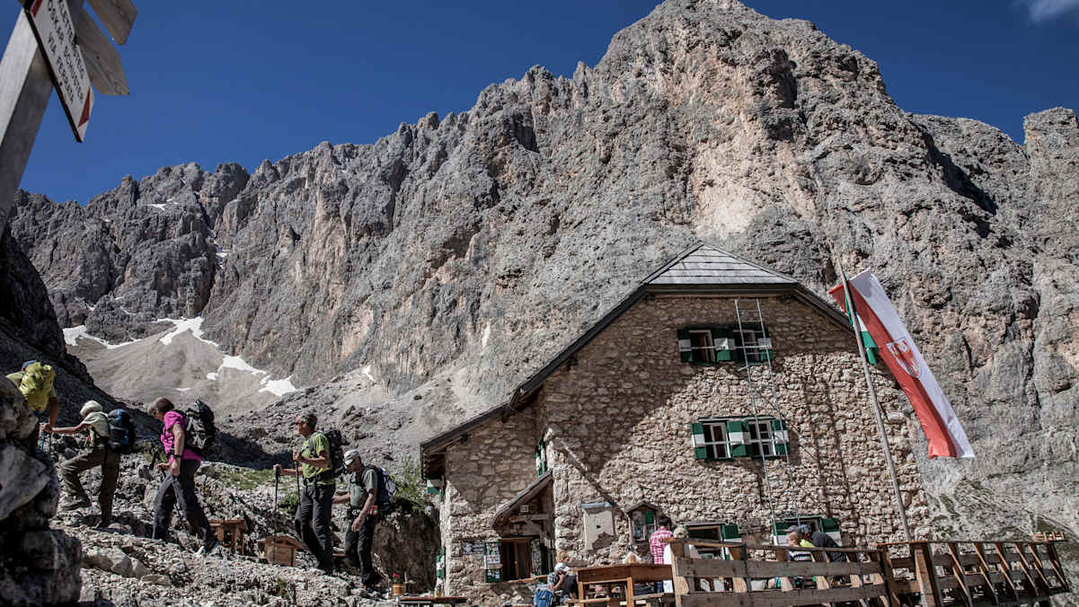 Wie ein riesiges steinernes Monument ragt die Langkofelgruppe fast senkrecht in den Himmel. Da wirkt die an sich große Hütte plötzlich ganz klein.