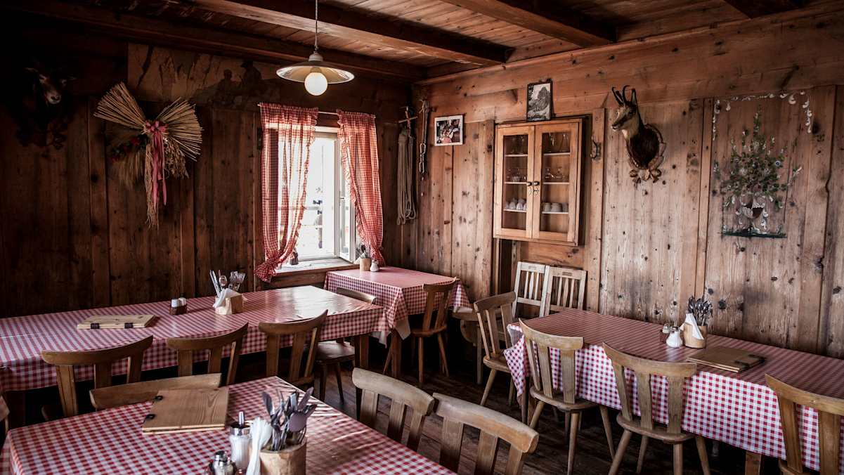 In der alten Stube ist noch die Originalholzvertäfelung erhalten.