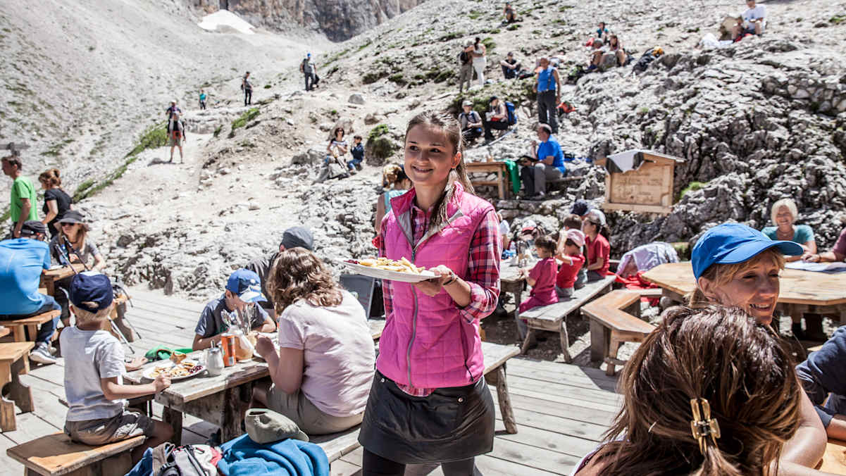 Der Kaiserschmarren, den Kellnerin Julia serviert, wird nach einem Rezept des Hüttenwirts zubereitet.