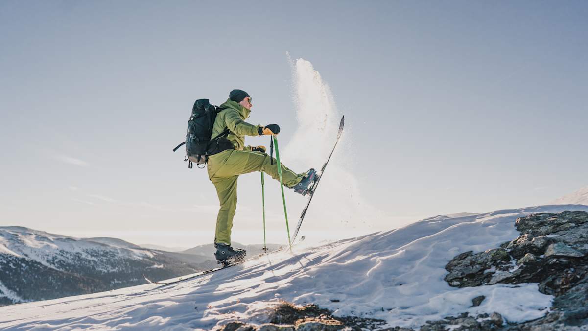 Bevor es ernst wird, lohnt es sich an einem sicheren Standort die Harscheisen anzulegen. Der perfekte Snack für die Pause: Die g´schmackigen Salamisticks von Loidl – schmecken köstlich, sind ganz leicht und passen in jeden Rucksack.