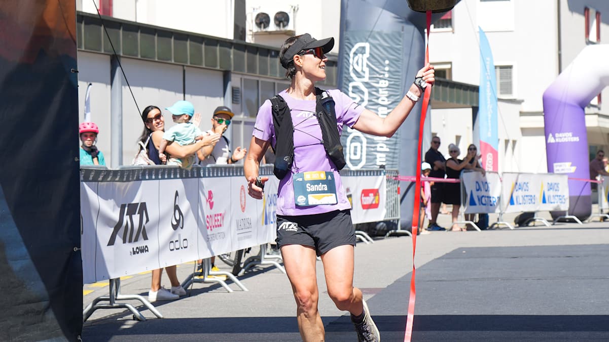 Sandra Saitner beim Zieleinlauf des „Madrisa Trail Klosters 2025 presented by LOWA”.