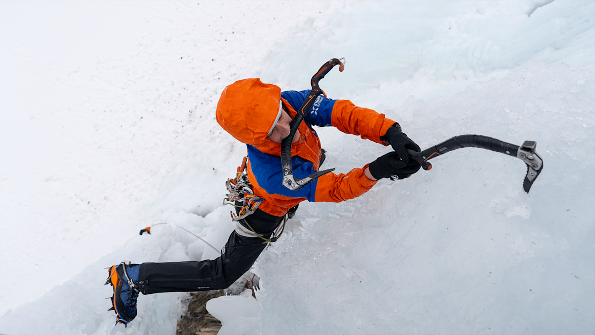 Alpinistin Franziska Schönbächler beim Eisklettern in den Bergen.