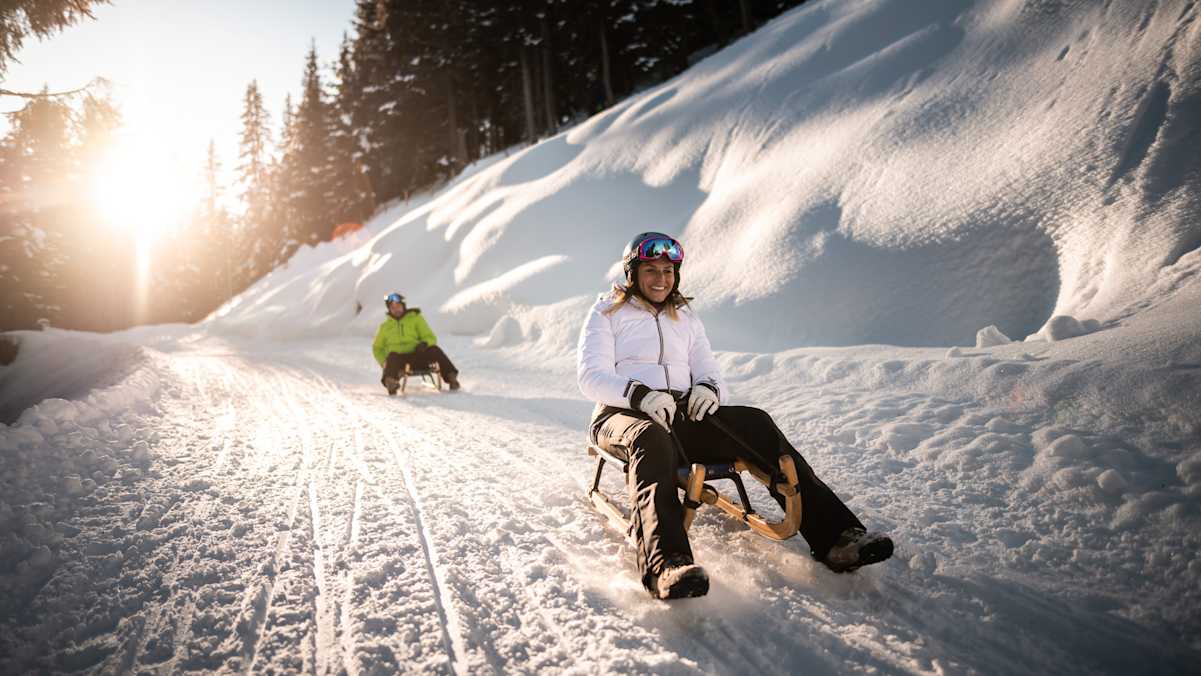 Das Rodeln im Winter bringt Spaß und Aufregung, während die Teilnehmer in ihren Schlitten die verschneiten Pisten hinunter sausen und die kalte Luft voller Freude durchströmt.