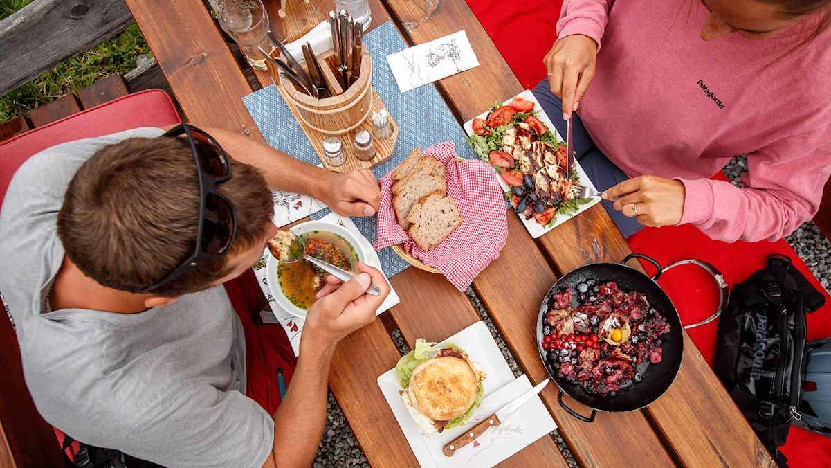 Die regionalen Spezialitäten Tirols sind ein Genuss für alle Feinschmecker und Genießer.