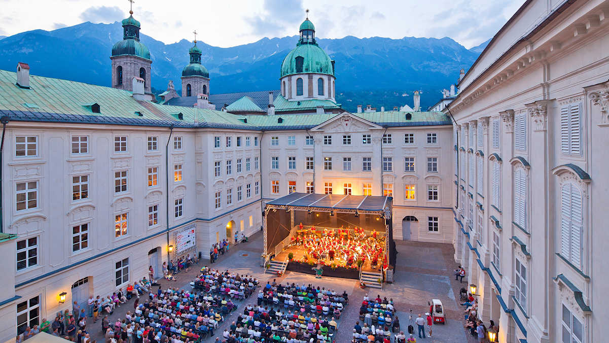 Klang trifft Kulisse – die Innsbrucker Promenadenkonzerte verbinden Musik in höchster Qualität mit einzigartiger Atmosphäre.