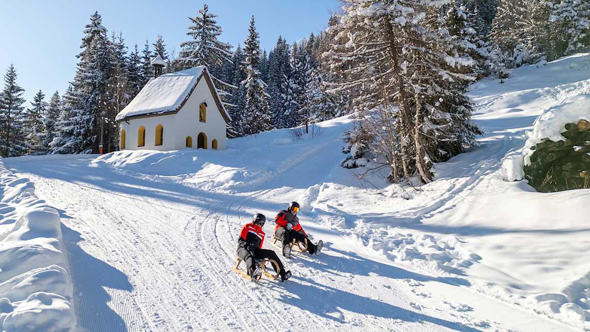Rodeln ist ein Spaß für Jung und Alt.