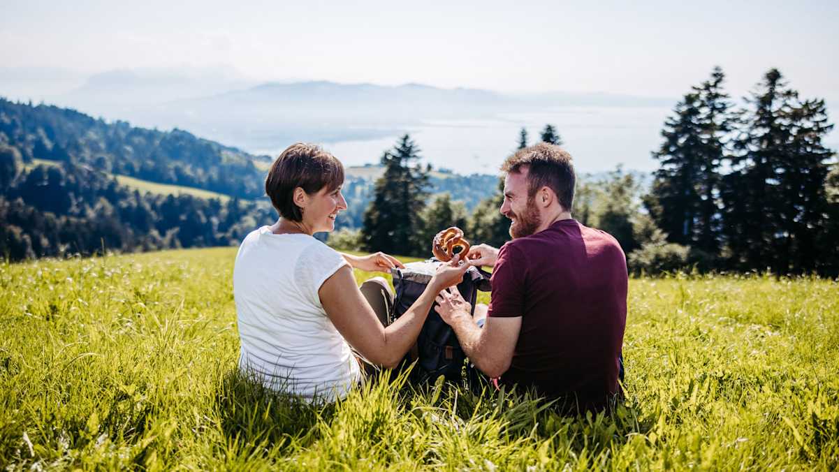 Brotzeit mit Blick auf den Bodensee – auf dem Premium-Wanderweg Berg & See sind malerische Tiefblicke garantiert.