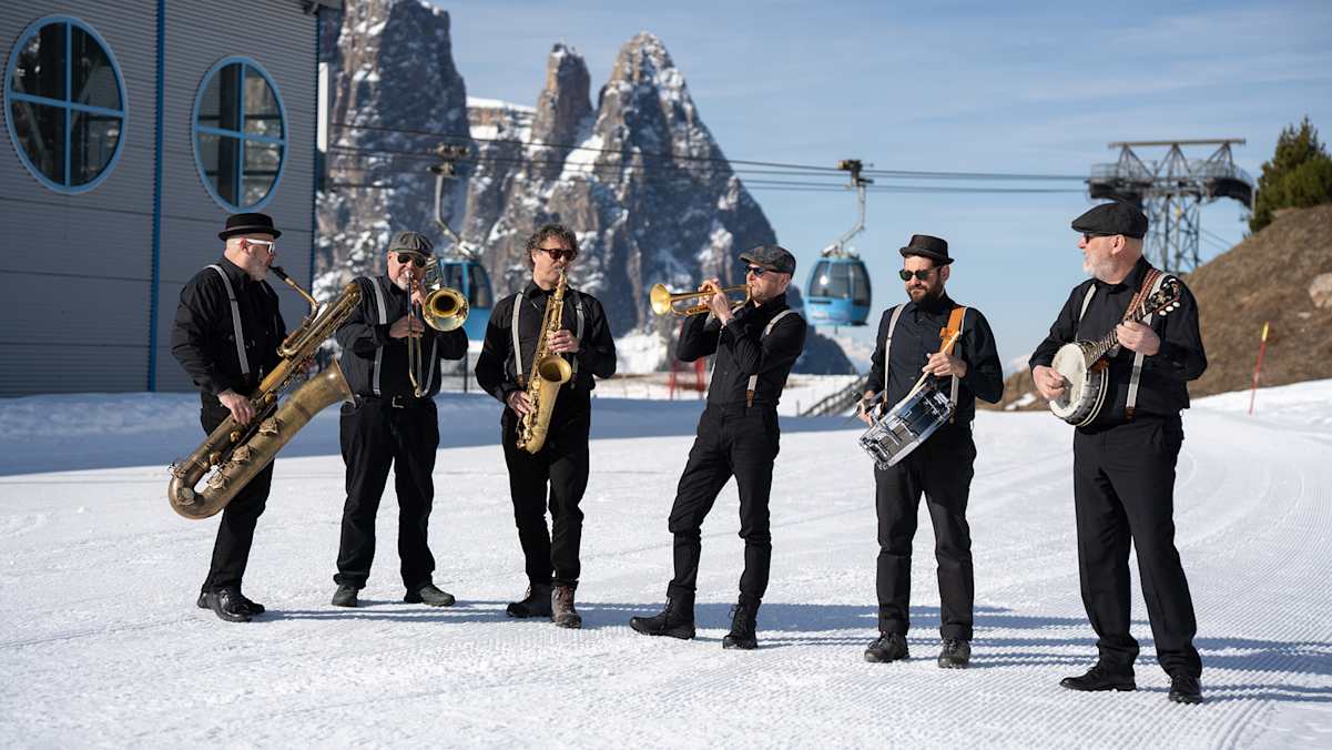 Bands aus dem Alpenraum in der Dolomitenregion Seiser Alm sorgen beim Swing on Snow Winter Music Festival von früh bis spät für gute Stimmung.