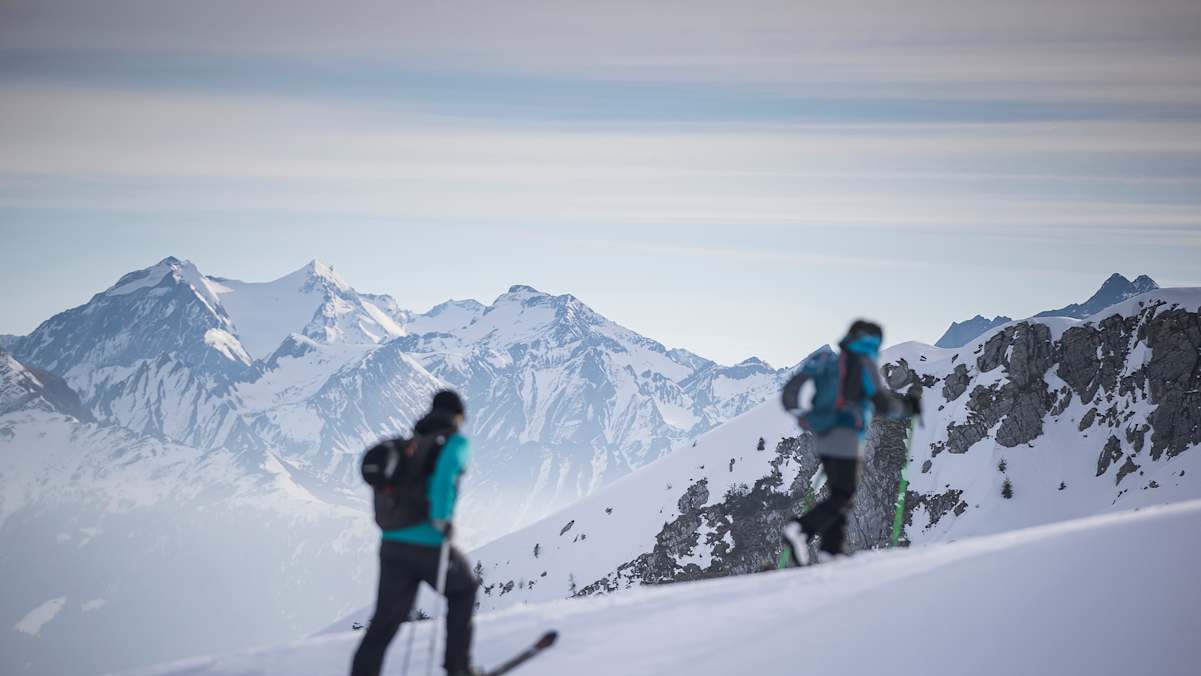 Ein Mann und eine Frau sind in Sterzing-Ratschings-Gossensass auf Skitour.