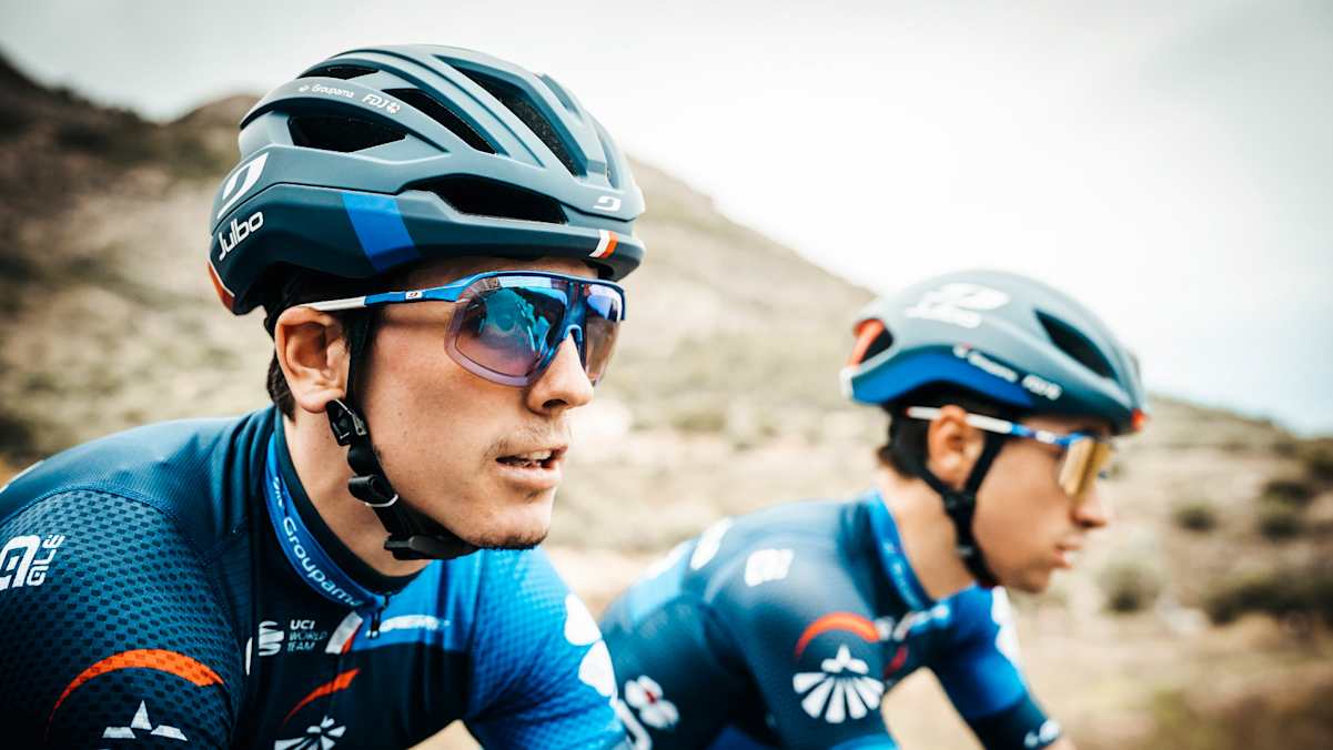 Julbo-Athlet und Rennradprofi David Gaudu setzt bei der Tour de France auf eine Sonnenbrille mit Direktverglasung. Besonders schätzt er den hohen Tragekomfort, die gute Belüftung und die maximale Funktion.
