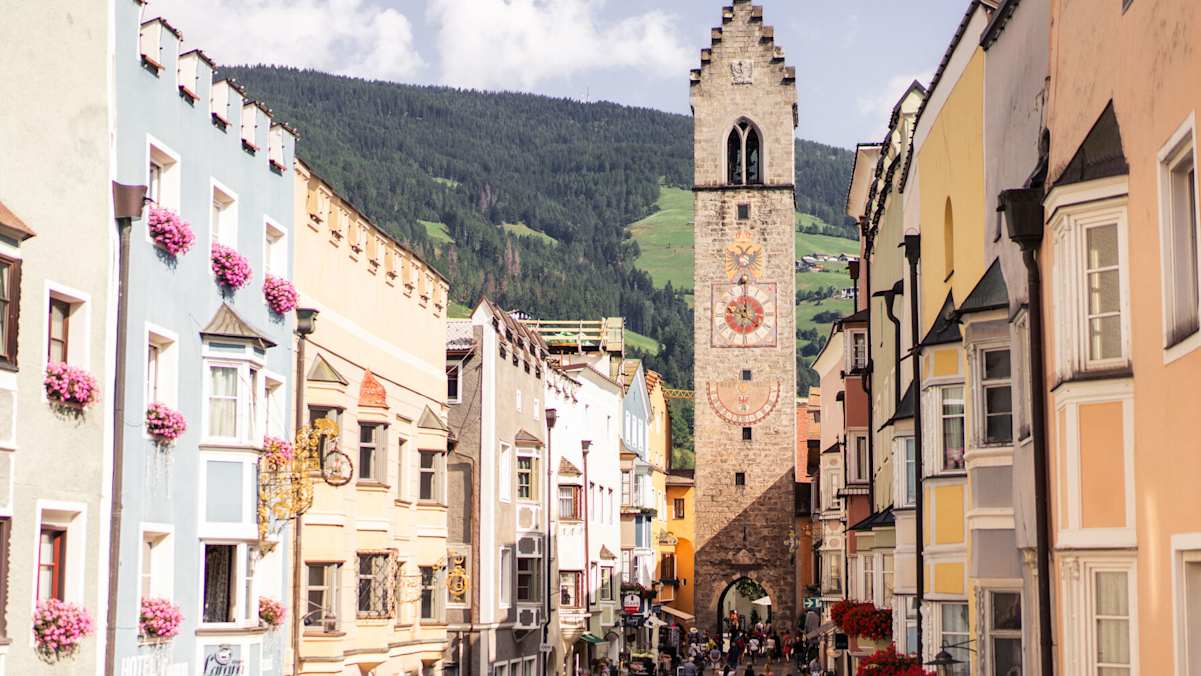 Bei einem Stadtbummel durch Sterzing lässt sich der Tag entspannt ausklingen.