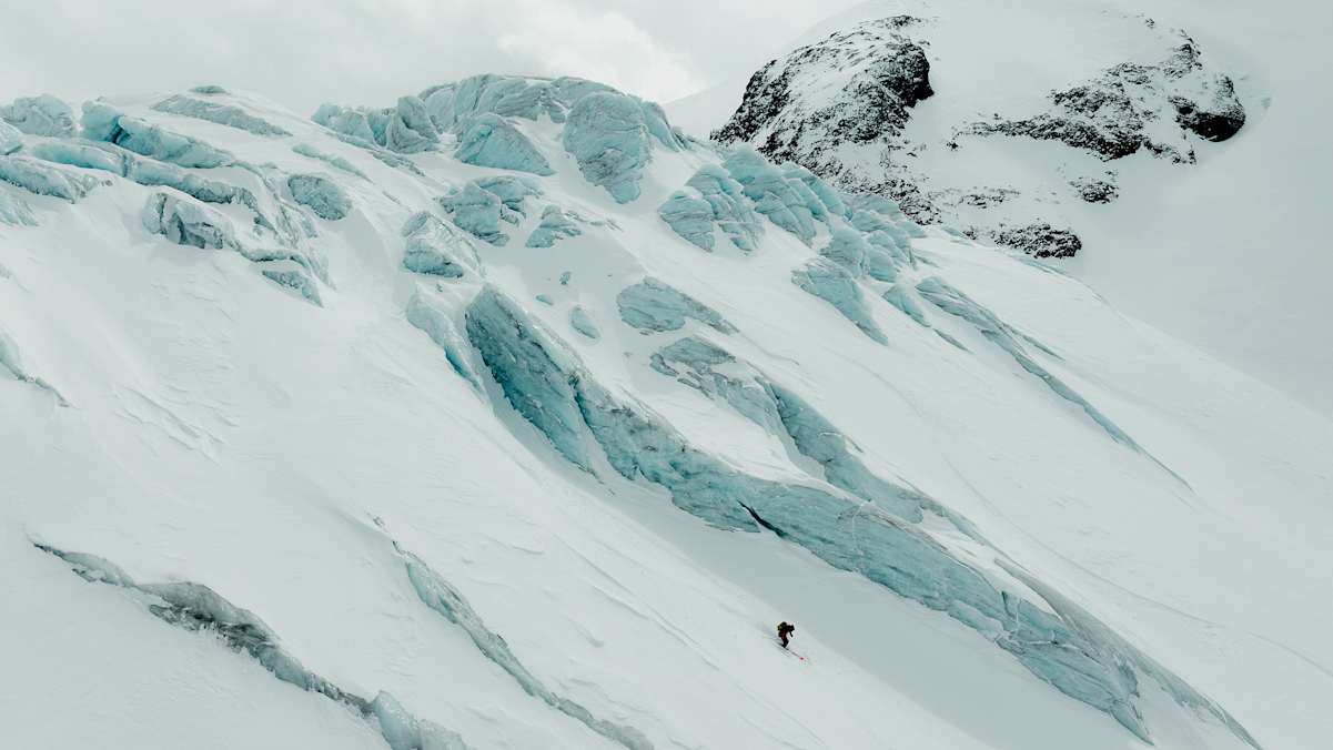 Ein Skitourengeher fährt einen unberührten Hang auf der Urner Haute Route hinunter.