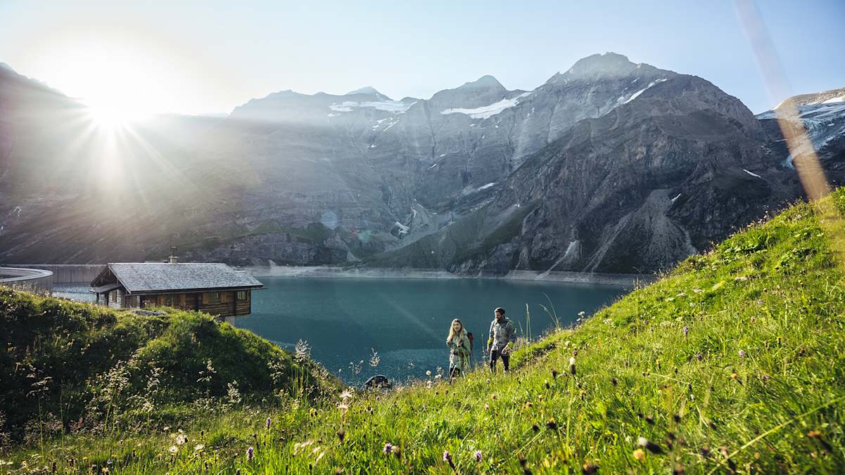 Eine Frau und ein Mann wandern bei den Hochgebirgsstauseen Kaprun.
