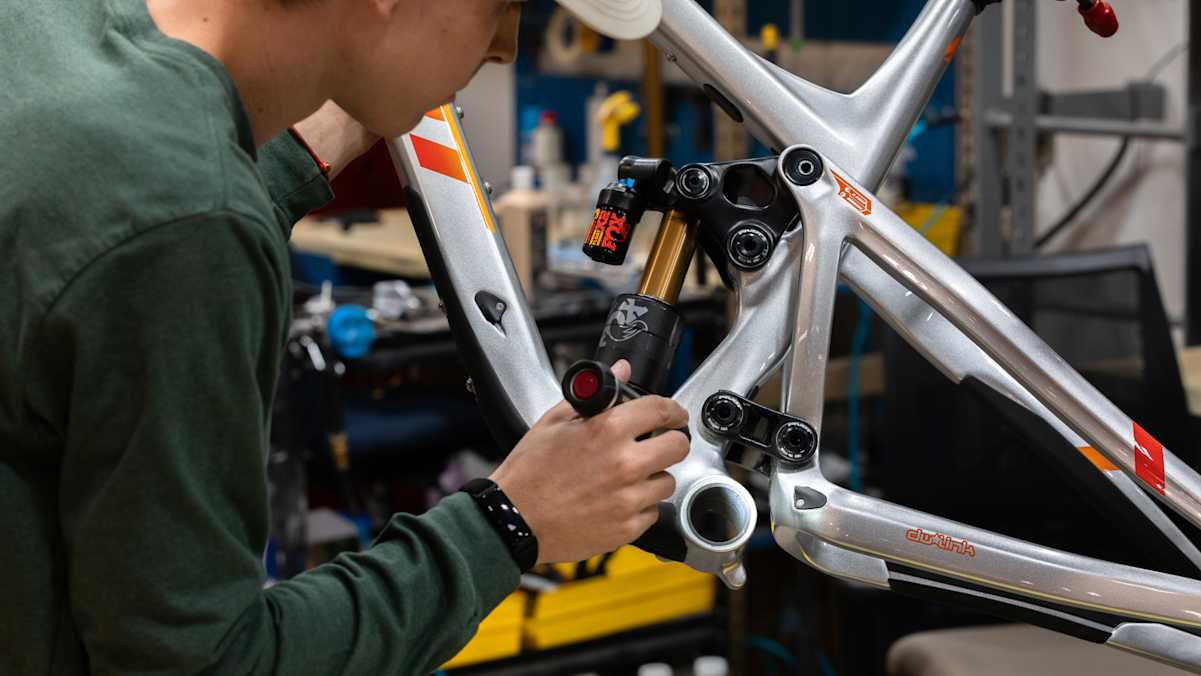 Kontrolliere regelmäßig die Lager deines Bikes: Das erspart dir lästiges Knarzen und verlängert die Lebensdauer der Komponenten.