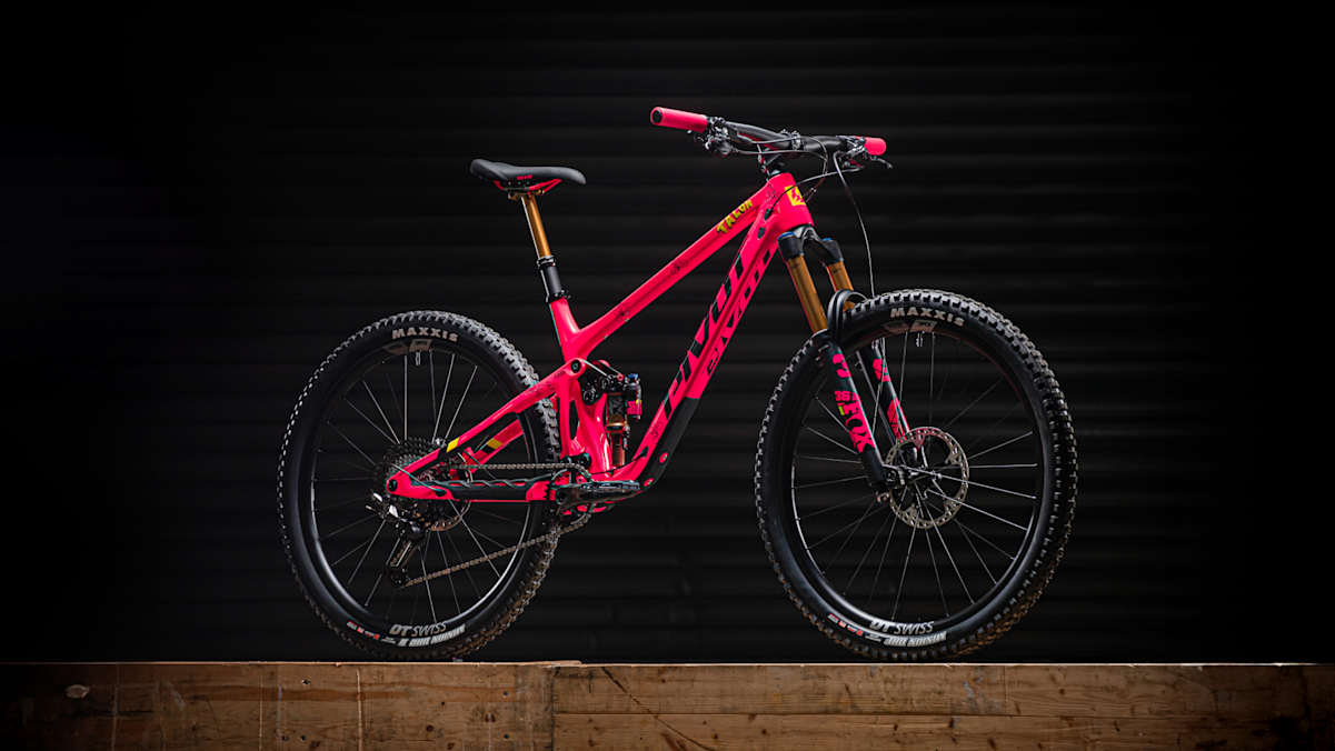 Vom Flowtrail im Bikepark bis zum anspruchsvollen Singletrail in den Alpen – das neue Pivot Switchblade punktet in jedem Gelände.