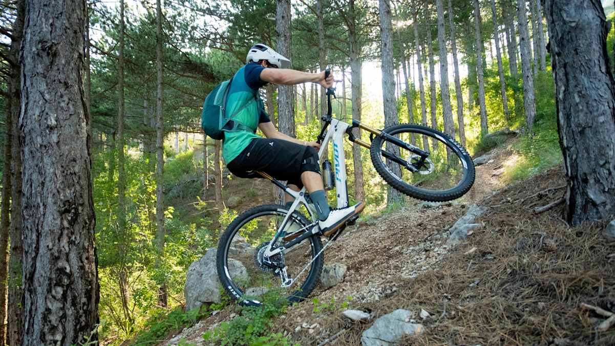 Immer im Flow bleiben: Damit du möglichst lange Freude an deinem Bike hast, solltest du beim Kauf deines Fahrrads auf strenge Qualitätskontrollen in der Fahrradherstellung achten.