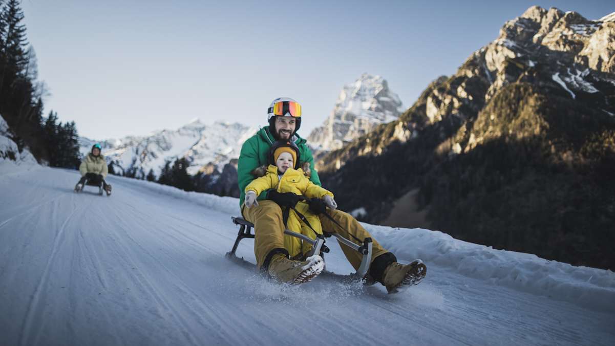 Jede Menge Spaß für Jung und Alt: Auf den Rodelbahnen der Ferienregion Sterzing-Ratschings-Gossensass rast du rasant zu Tal.