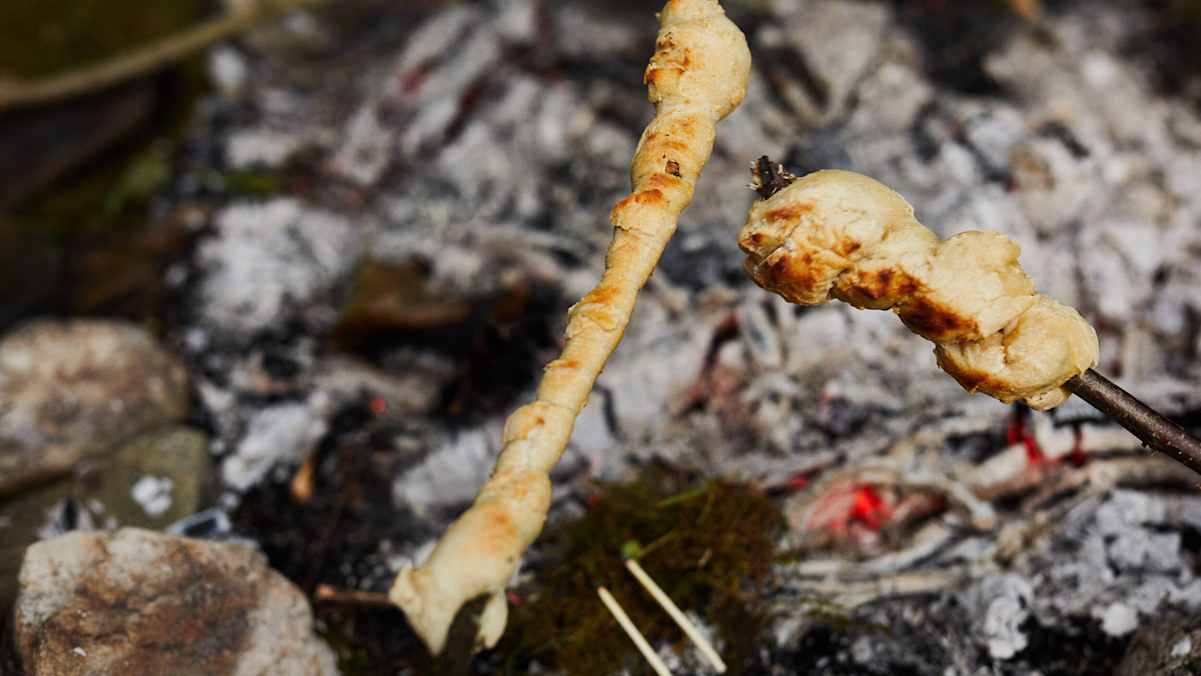 Den Teig für circa 10 Minuten über der Glut grillen