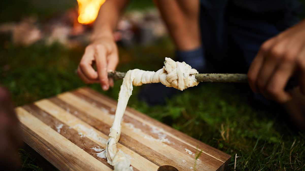 Den Teig in beliebiger Dicke um den Holzstock wickeln