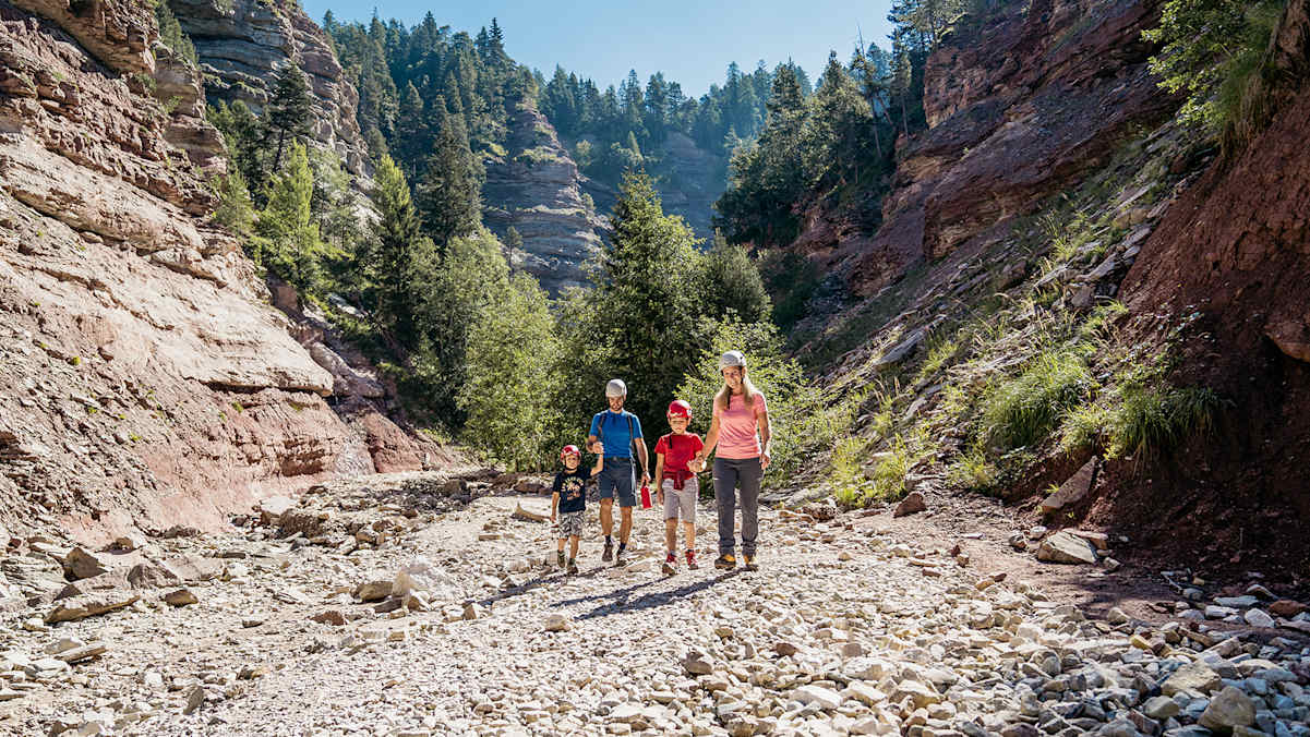 Im Bletterbach UNSESCO-Welterbe können sich Abenteurer auf die Spuren von Dinosaurieren begeben.