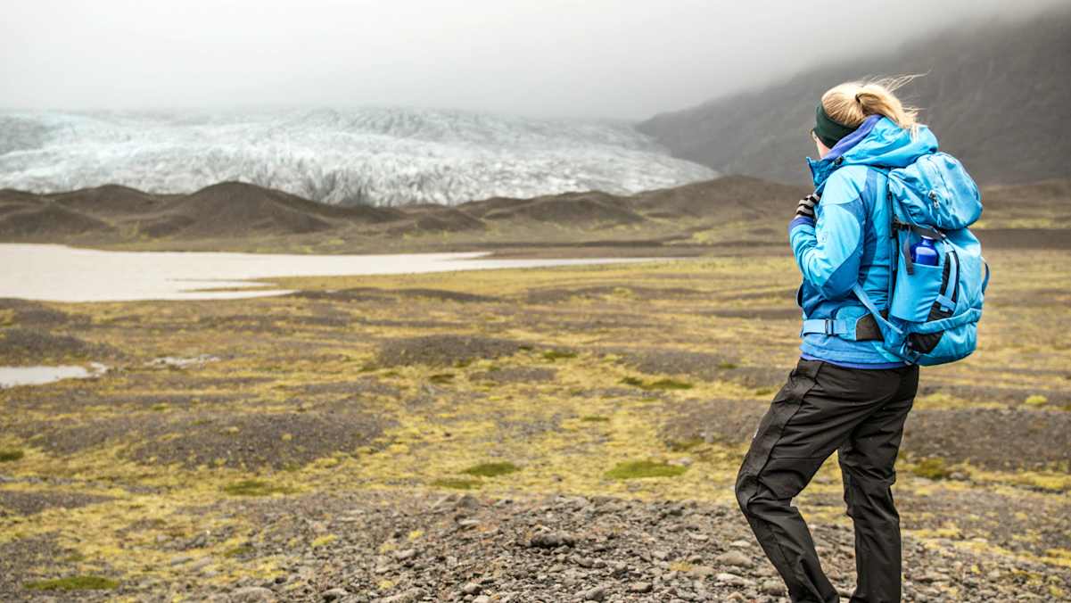 Frau Blickt auf den Gletscher Fláajökull und die vorgelagerten Gletschermoränen im Osten Islands