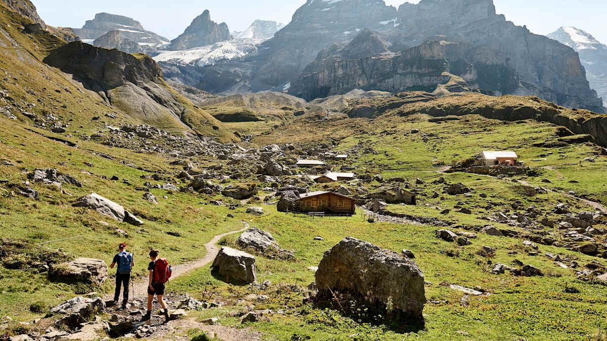 Zwei Wanderer beim Aufstieg.