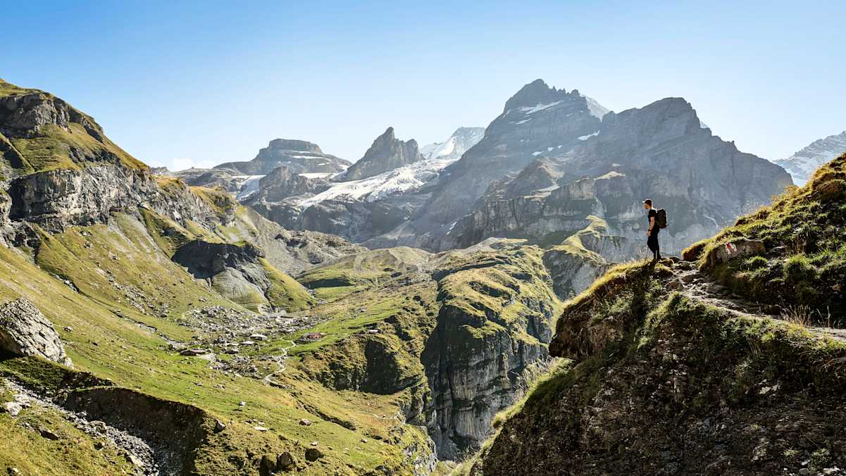 Ein Wanderer genießt die Aussicht.