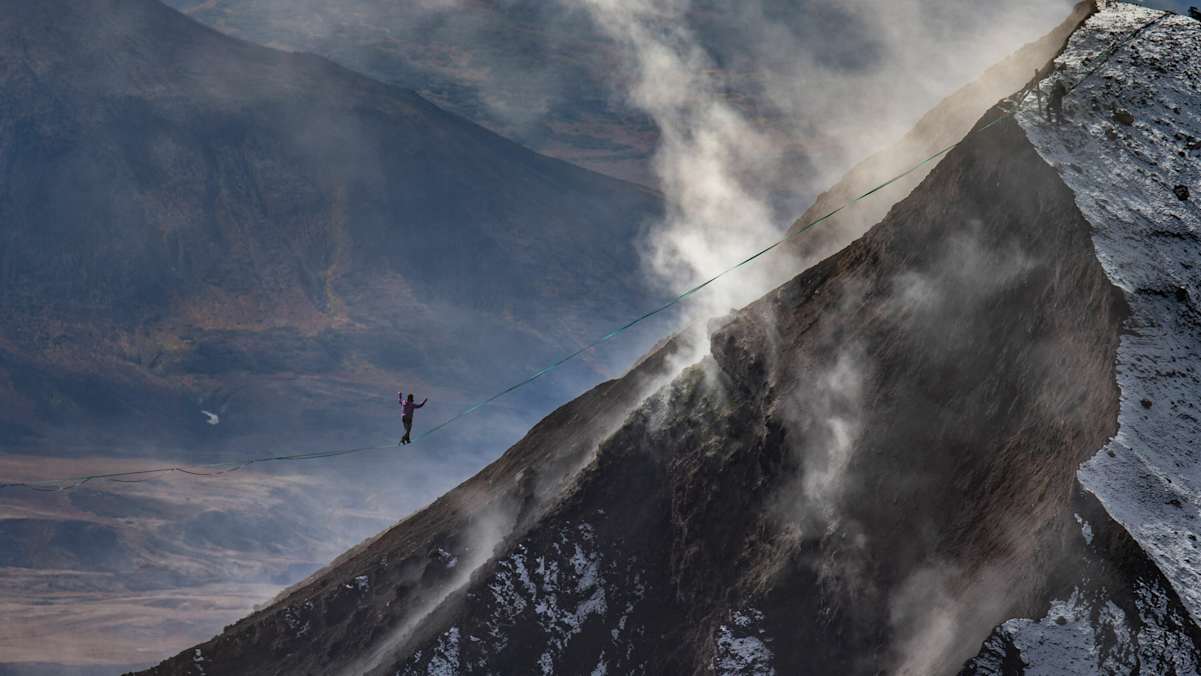 Highlinerin Evgeny Lysov bei ihrem Weg über den Gorely Vulkan in Kamtschatka