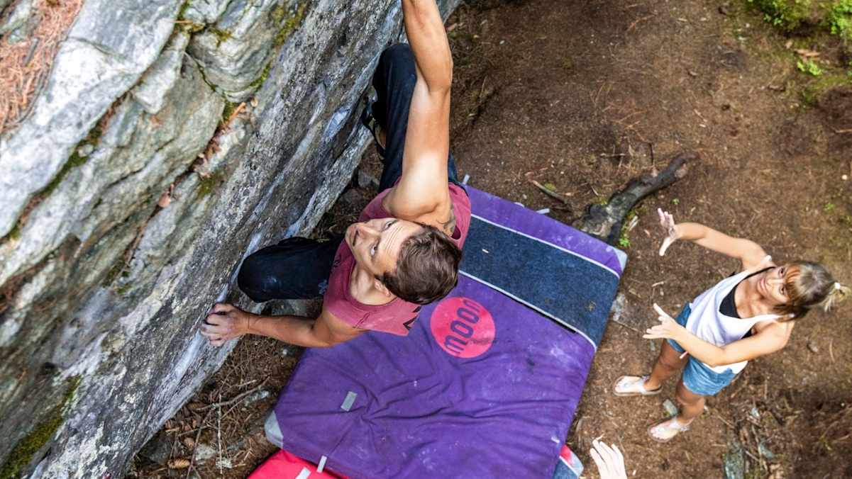Ein Sportler klettert auf einem Felsen.