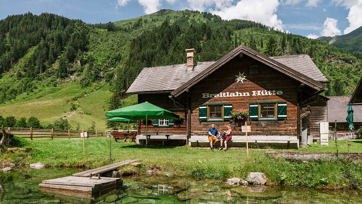 Familie Perhab von der Breitlahnhütte verwöhnt ihre Gäste mit regionalen Köstlichkeiten und malerischen Aussichten.