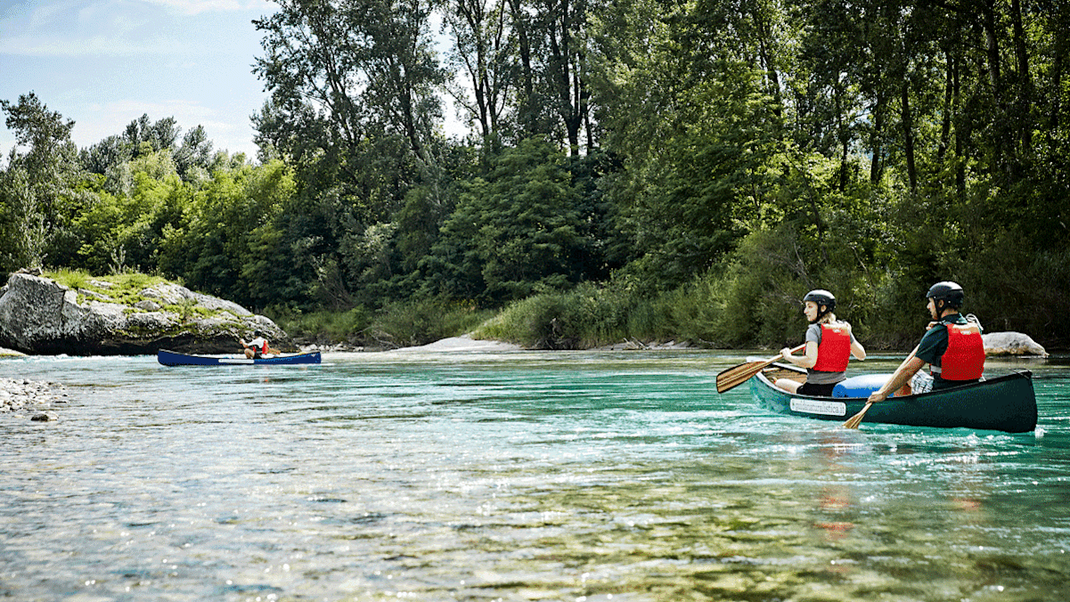 Vorn beginnt ein Abschnitt mit Stromschnellen. Claudio fährt voran, die anderen Boote folgen seinem Kurs.
