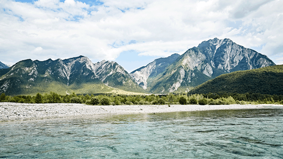 Der Monte Chiampon (rechts) erhebt sich über dem Dorf Gemona del Friuli.