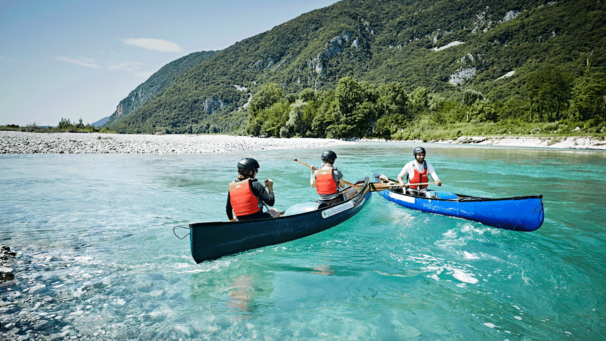 Vollbepackt: In den blauen Containern ist alles untergebracht, was nicht nass werden darf. Voll eingepackt: Da Kentern keine Seltenheit ist, sollte man immer Helm und Schwimmweste tragen.