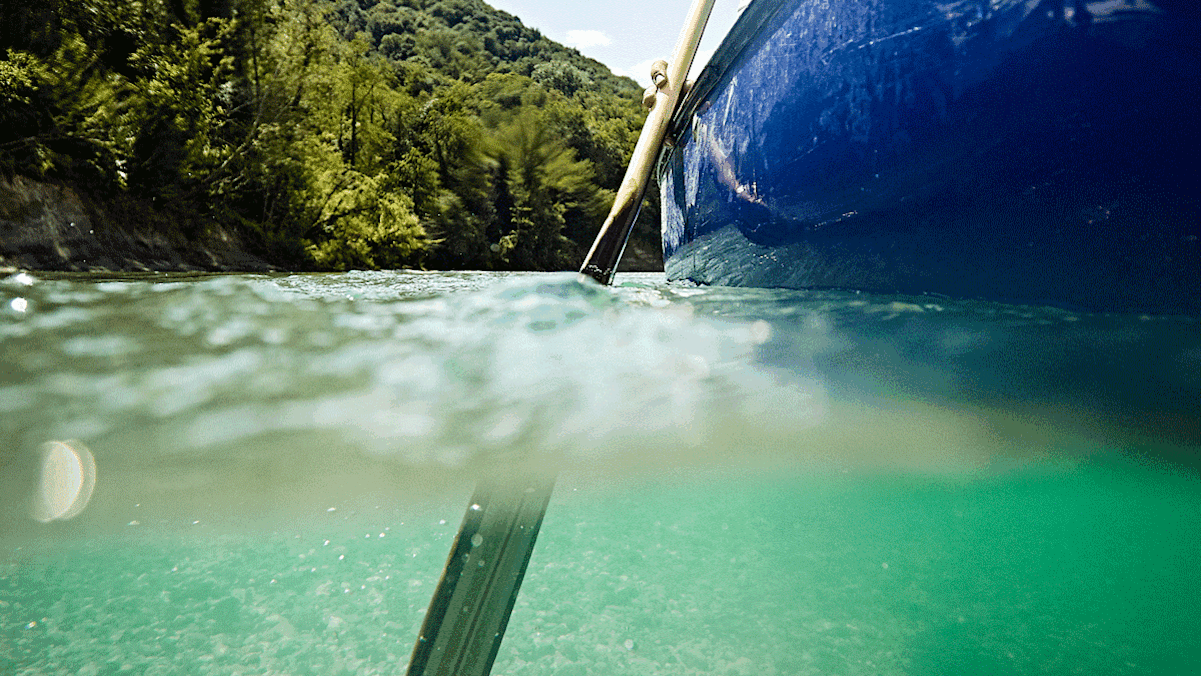 Das Holzpaddel sticht ins Wasser, man zieht und sticht und zieht...