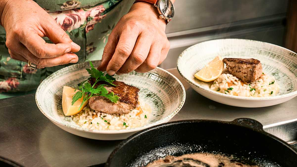 Ilses kocht Risotto mit gebratenem Wels.