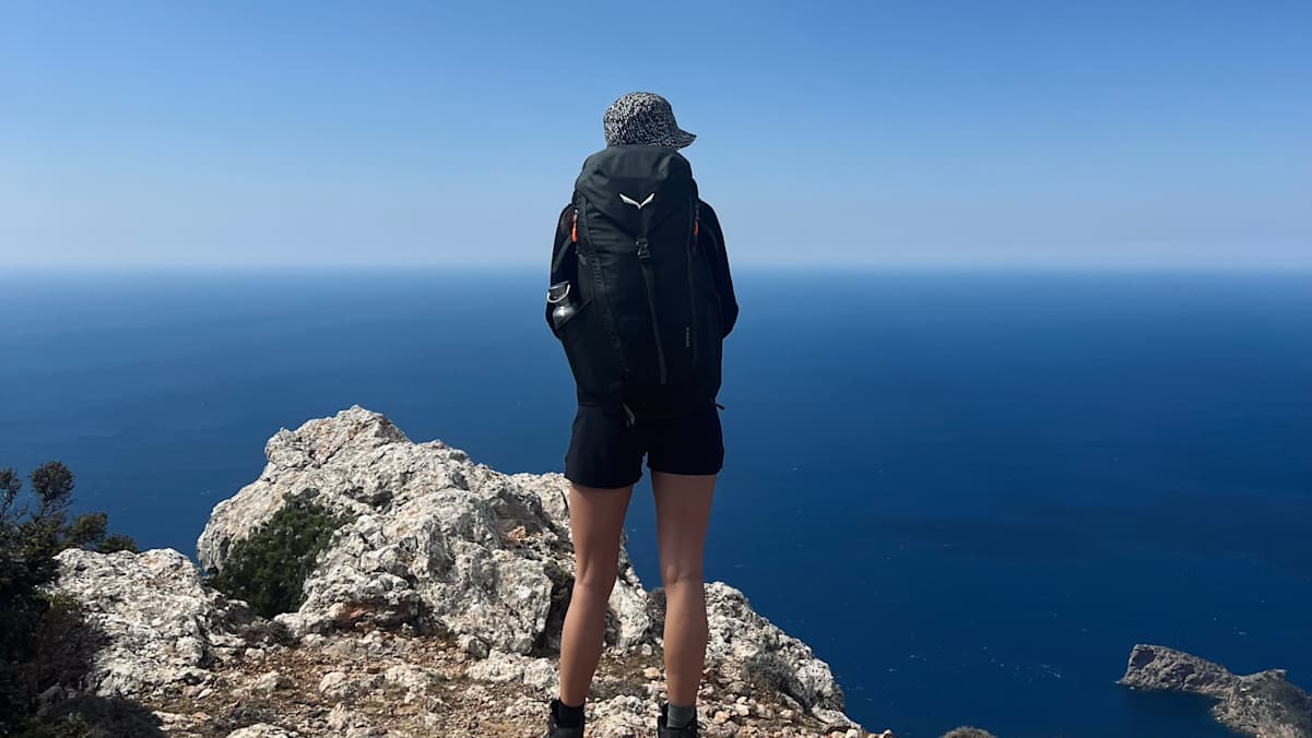 Packe beim Trekking nur das Notwendigste ein und achte sorgfältig auf das Gewicht deines Rucksacks.