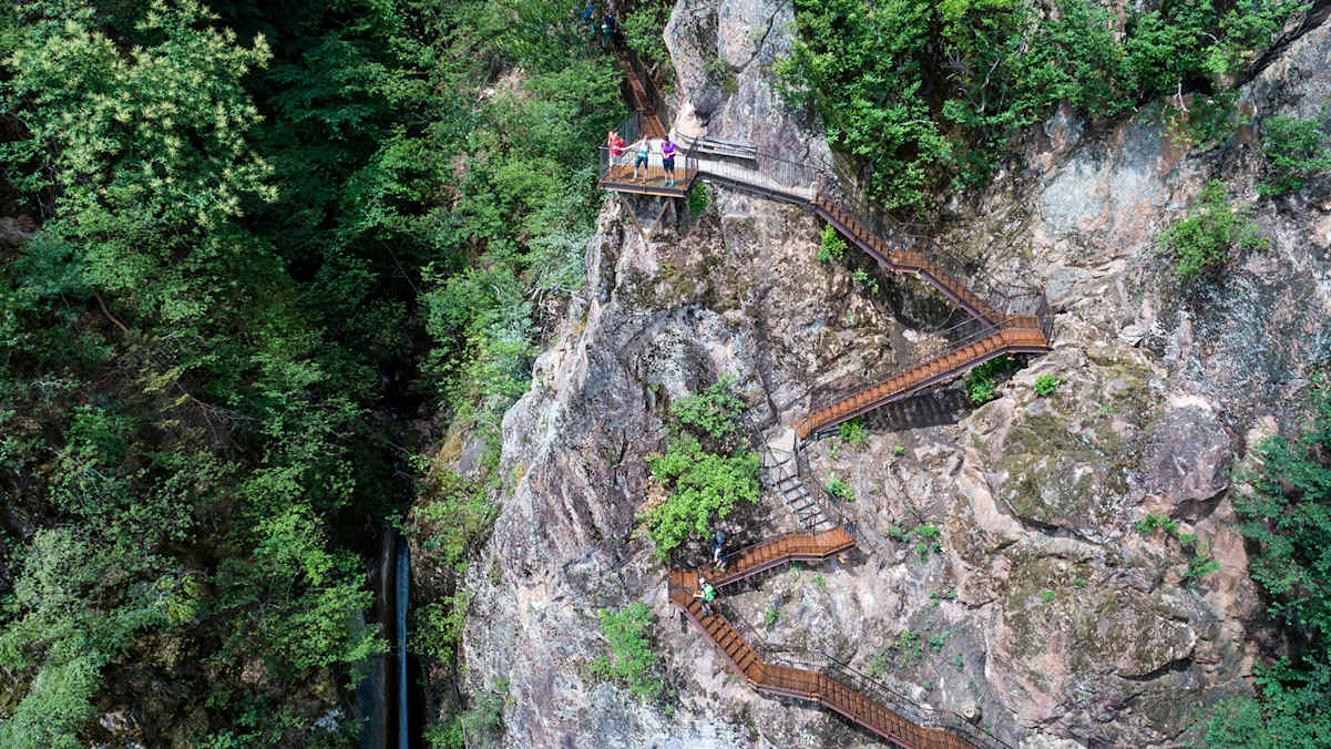 Die Themen- und Rundwanderwege in Kaltern am See – wie beispielsweise auf dem Aussichtsplateau in der Rastenbachklamm – laden zu Weitblicken ein.