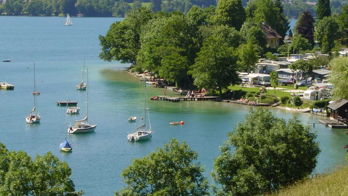 Der Camping Grabner liegt am Ufer des Attersees.