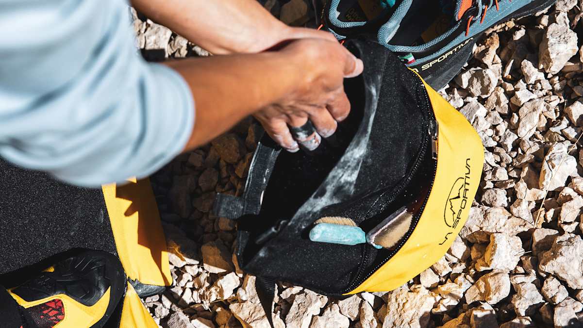 Chalk – gelöstes Magnesiumcarbonat – hält deine Hände während des Kletterns trocken