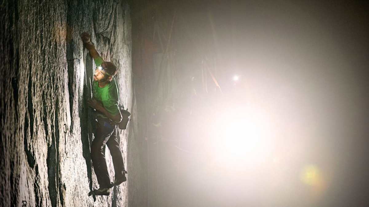 Kevin im Licht der Stirnlampe: Geklettert wurde in der Nacht