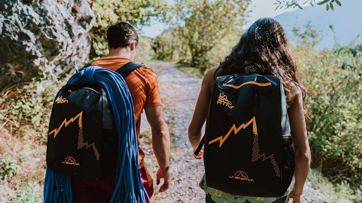 In einem Sportkletterrucksack kannst du Seil, Ausrüstung, Snacks und Kleidung übersichtlich und bequem transportieren